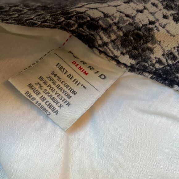 Torrid Snake Print Jegging Sz. 28 Short New - Picture 6 of 13